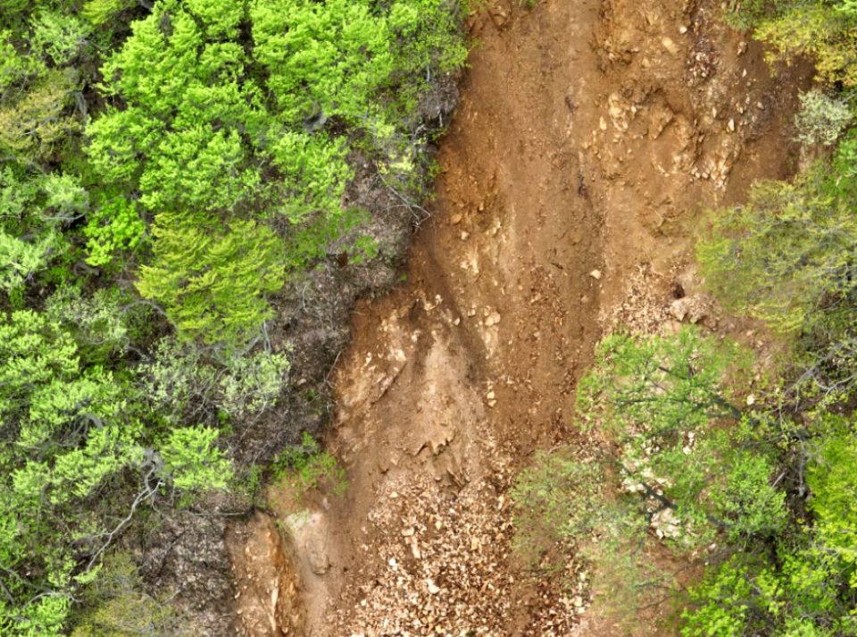 경주 황용동 땅밀림 2번 혀장은 측면이 산사태로 이미 무너져 있다. / 사진.녹색연합 
