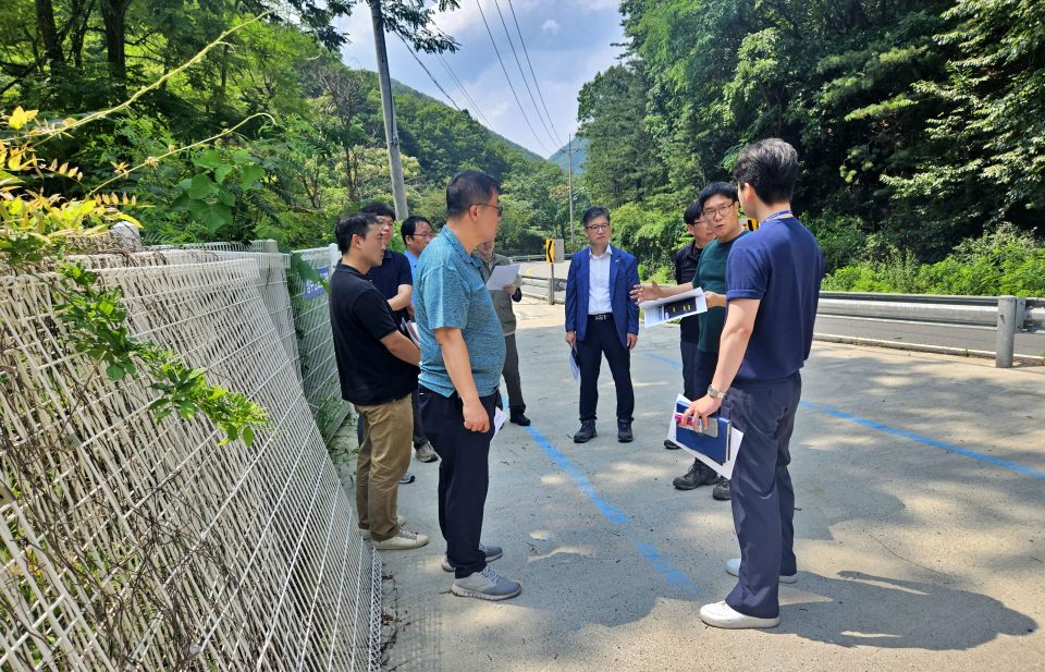 집중호우 시 조속한 주민 대피와 지방도 945호선 사전통제 등 안전대책 마련 중이다. / 사진.경주시 