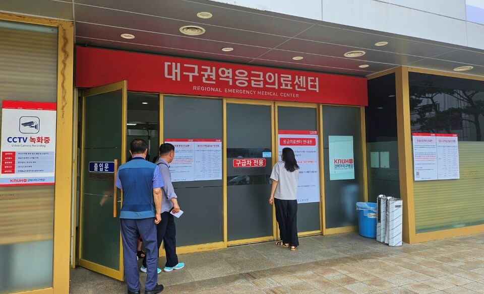 시민들이 경북대병원 응급실로 들어가고 있다.(2024.7.17) / 사진.평화뉴스 정준민 기자