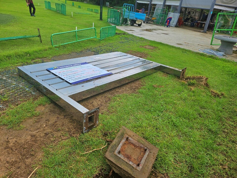 수성파크골프장 사용 안내판이 쓰러져 있다.(2024.7.18) / 사진.평화뉴스 정준민 기자