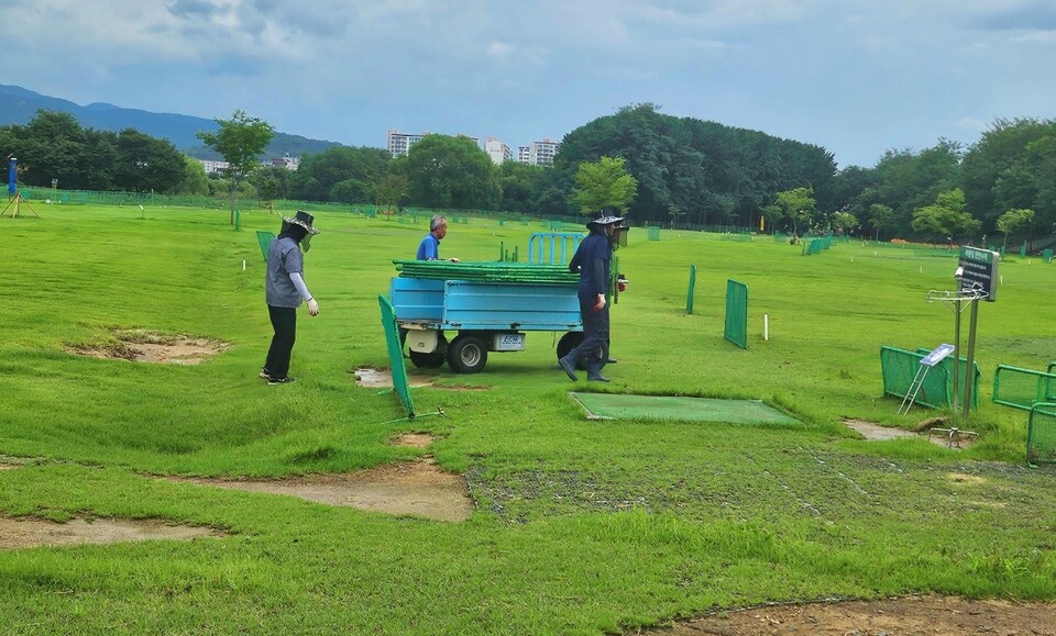 보수공사를 하는 인부들이 쓰러진 펜스를 옮기고 있다.(2024.7.18) / 사진.평화뉴스 정준민 기자