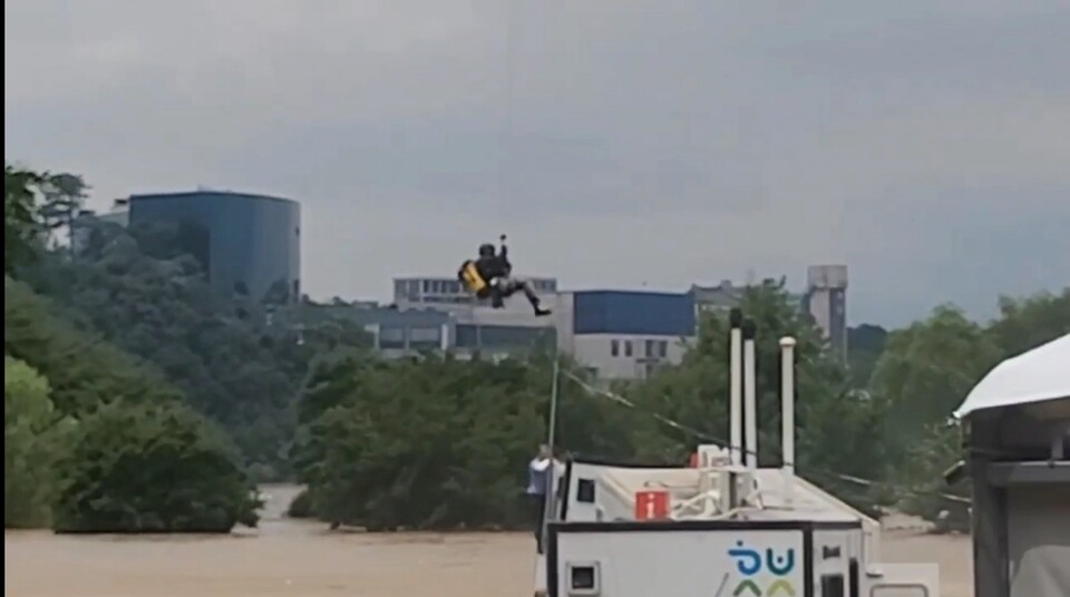 지난 10일 수성파크골프장이 침수돼 직원 3명이 고립됐다. 소방당국이 이들을 구조하는 모습(2024.7.10) / 사진 제공.대구소방안전본부