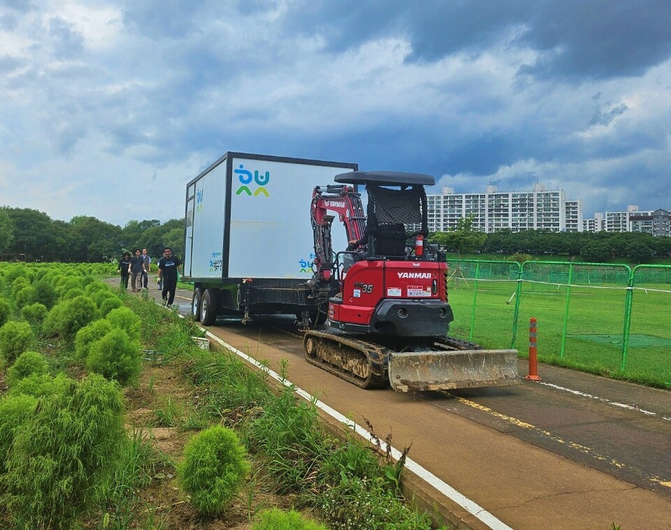 폭우로 침수됐던 수성파크골프장 컨테이너를 포크레인으로 옮기고 있다.(2024.7.18) / 사진.평화뉴스 정준민 기자