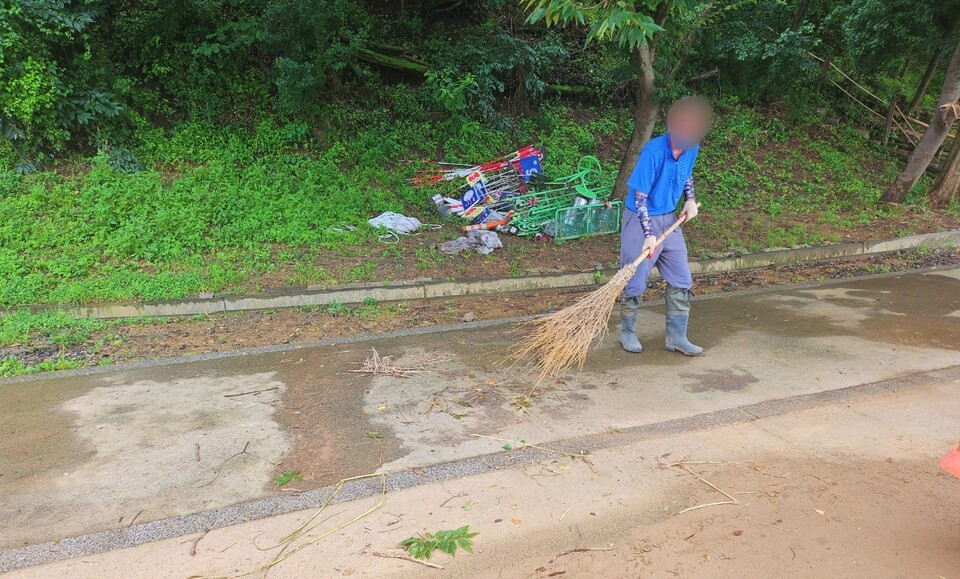 수성파크골프장 관리 직원이 침수로 널브러진 잡초를 청소하고 있다.(2024.7.18) / 사진.평화뉴스 정준민 기자