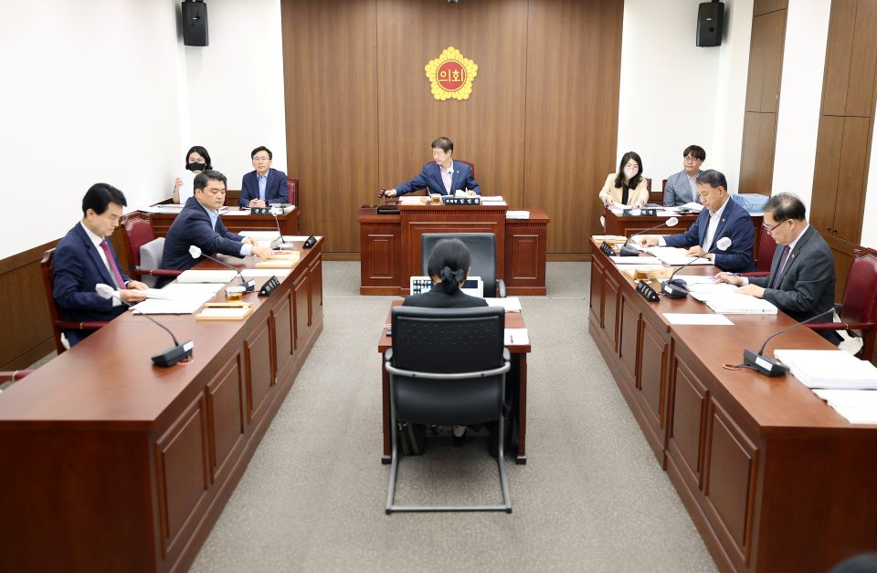 대구시의회 기획행정위원회가 안건을 심사하고 있다.(2024.4.26) / 사진.대구시의회 