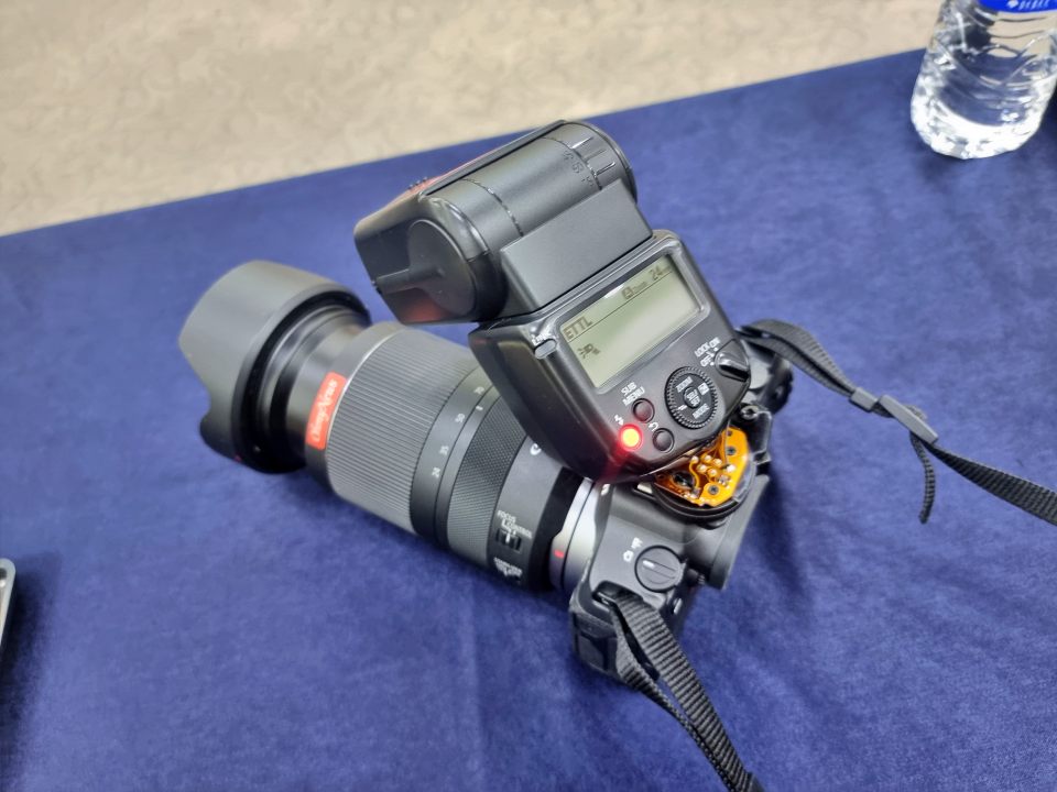 (사)대구컨벤션뷰로 해산 총회 당일 '자료 사진' 촬영 여부를 놓고 대구시 공무원들과 실랑이를 벌이던 중 파손된 오마이뉴스 기자 카메라(2024.5.9.엑스코) / 사진 제공.A기자 