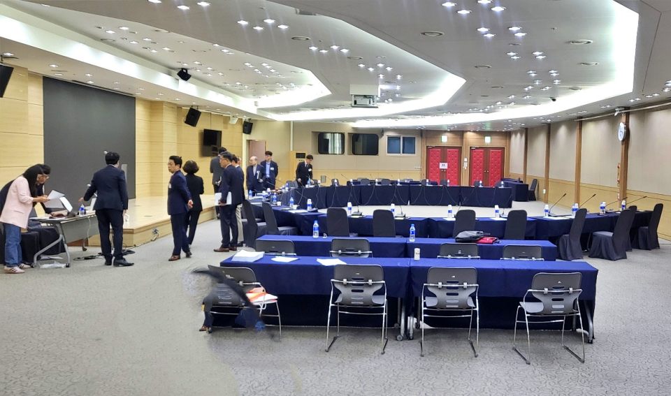 대구 북구 엑스코 211호 (사)대구컨벤션뷰로 해산 총회가 끝난 뒤 문이 열린 회의장 안에서 대구시청 국제통상과 공무원들이 회의장 내부를 정리하고 있다.(2024.5.9) / 사진.평화뉴스 김영화 기자