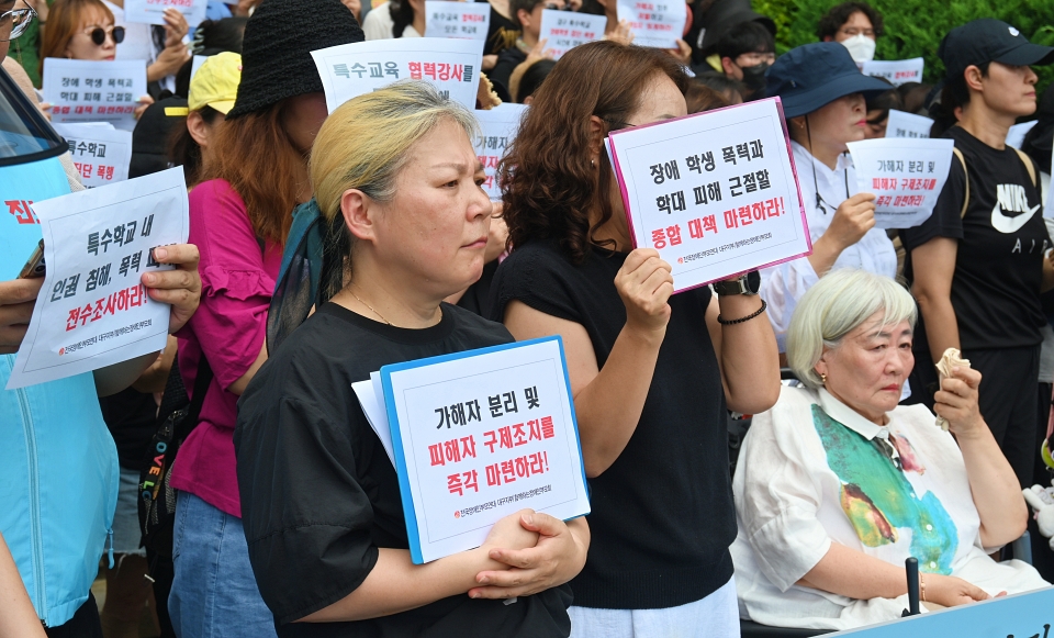 "가해자 분리, 피해자 구제조치 즉각 마련하라" 피켓팅(2024.7.24) / 사진.평화뉴스 정준민 기자