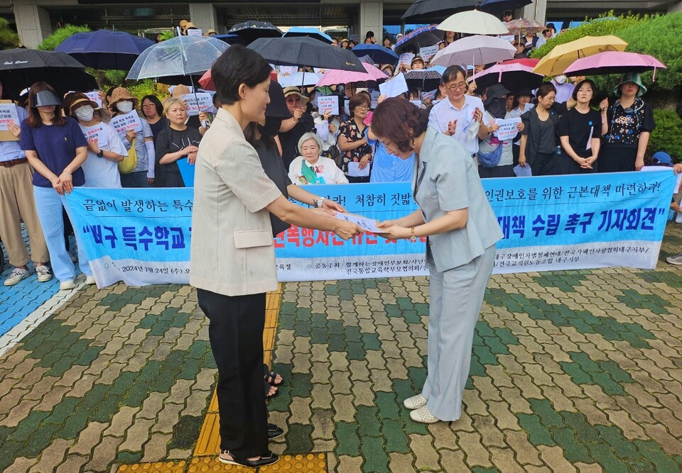 피해 학생 어머니 C씨와 전은애 대표가 교육청 측에 요구안을 전달하고 있다.(2024.7.24) / 사진.평화뉴스 정준민 기자