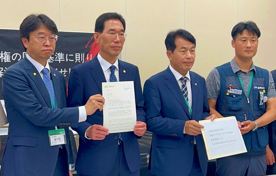(왼쪽부터) 더불어민주당 이용우, 김주영 의원, 진보당 윤종오 의원, 최현환 금속노조 한국옵티칼하이테크지회장이 일본 정부에 전달할 서한을 들고 있다.(2024.7.26) / 사진 제공.금속노조