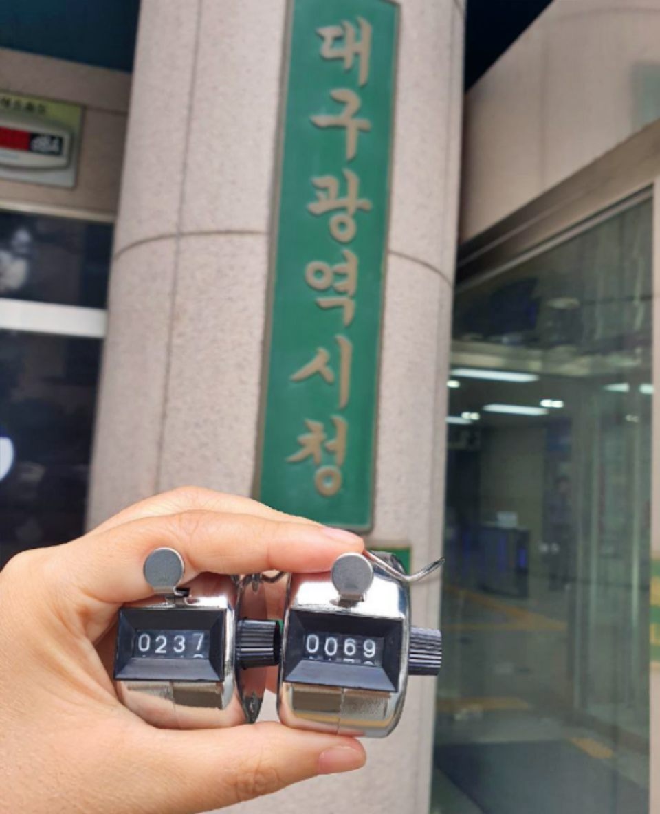 대구광역시청 산격청사에서 1회용컵 사용률을 조사 중이다. / 사진.대구환경운동연합