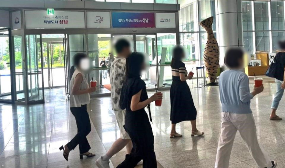 성남시청 공무원들이 점심시간 1회용컵을 들고 청사로 복귀하고 있다. / 사진.성남환경운동연합