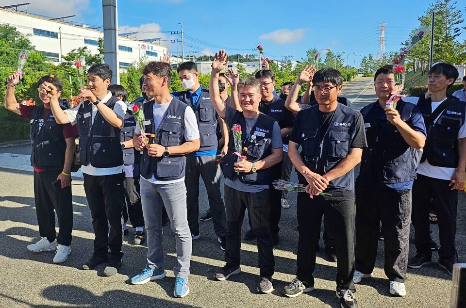 "이제 들어가보겠습니다"...아사히글라스 노동자들이 경북 구미 제4국가산단 (주)AGC화인테크노코리아 공장 앞에서 손을 흔들며 인사하고 있다.(2024.8.1) / 사진.평화뉴스 정준민 기자