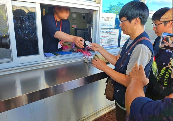 금속노조 아사히글라스지회 한 조합원이 회사 관리실에서 출입증을 교부받고 있다.(2024.8.1) / 사진.평화뉴스 정준민 기자