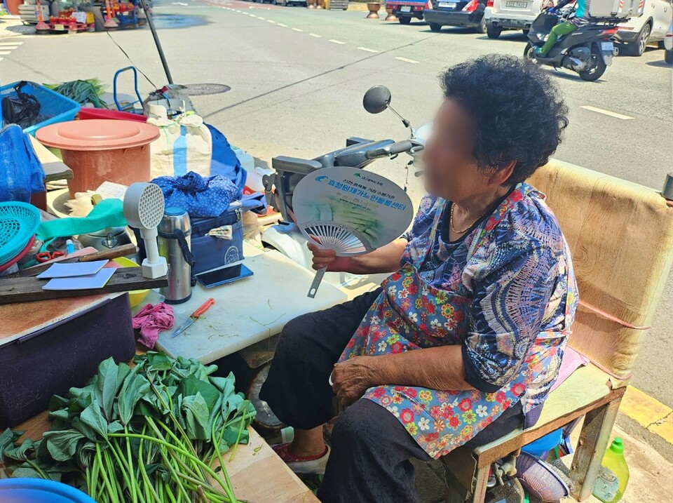 대구 동구 효목동 동구시장에서 채소를 파는 한 할머니가 부채질을 하고 있다.(2024.8.2) / 사진.평화뉴스 정준민 기자