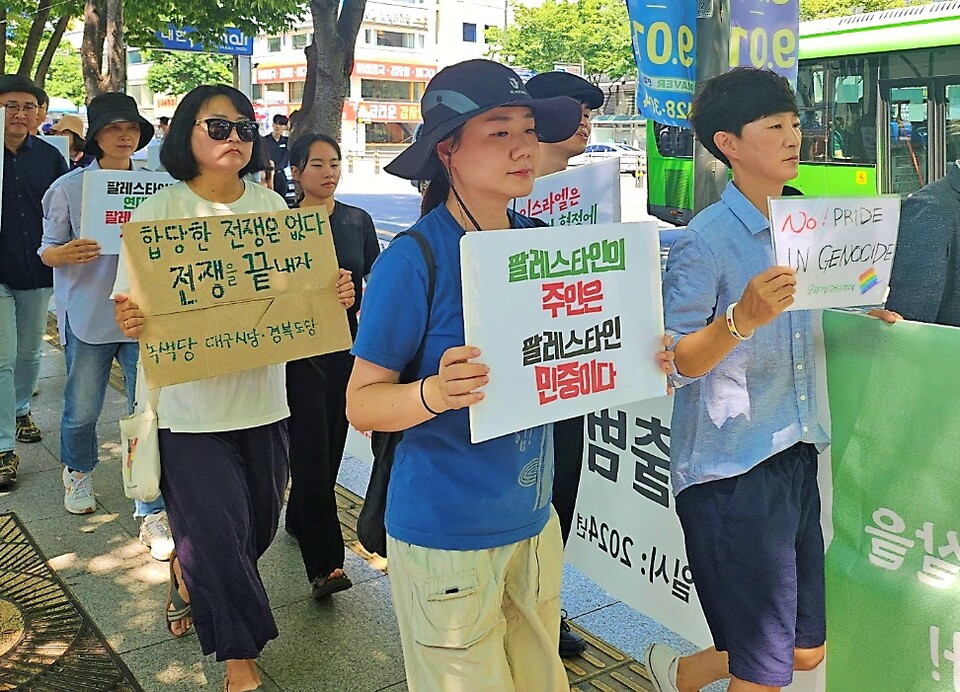 "합당한 전쟁은 없다. 전쟁을 끝내자" 피켓을 들고 2.28기념공원을 행진하고 있다.(2024.8.12) / 사진.평화뉴스 정준민 기자