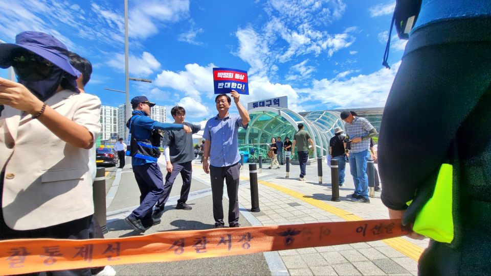 경찰 통제선 밖에서 시민사회 인사들이 "박정희 광장 표지판 설치 반대" 피켓팅을 하고 있다.(2024.8.14) / 사진.평화뉴스 김영화 기자