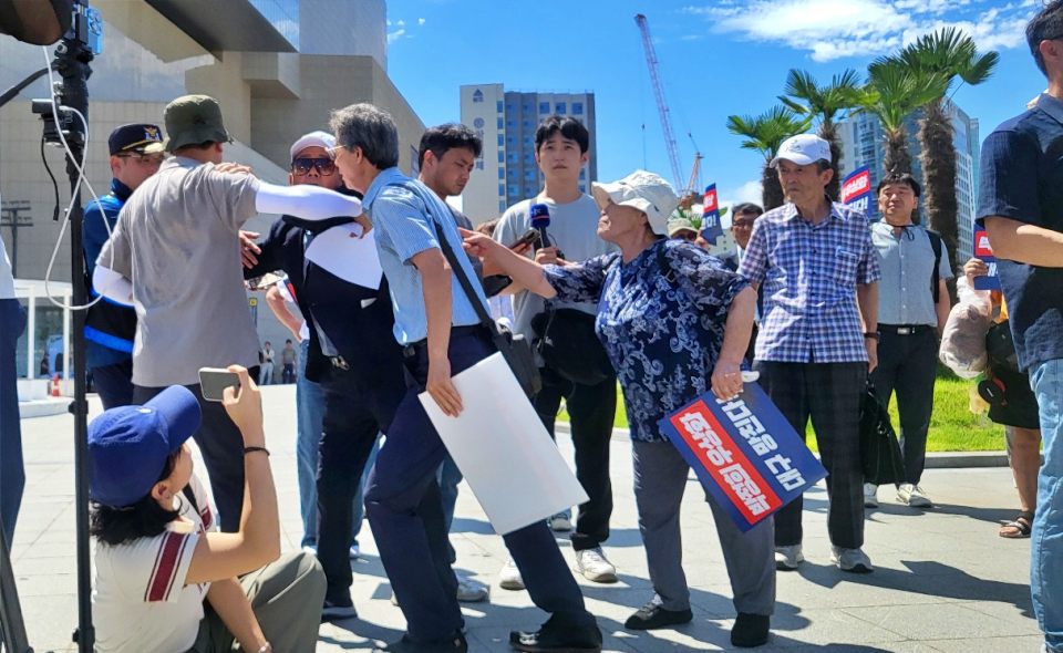 박정희 전 대통령 지지자가 야당과 시민사회 기자회견에 뛰어들어 고성을 지르며 항의 중이다.(2024.8.14) / 사진.평화뉴스 김영화 기자