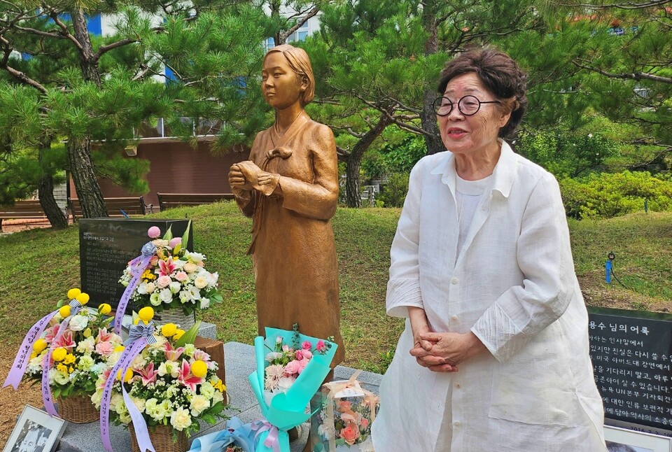 이용수 할머니가 헌화에 참여한 사람들을 향해 감사 인사를 전하고 있다.(2024.8.14.대구 중구 대명동 대구여자상업고등학교) / 사진.평화뉴스 정준민 기자
