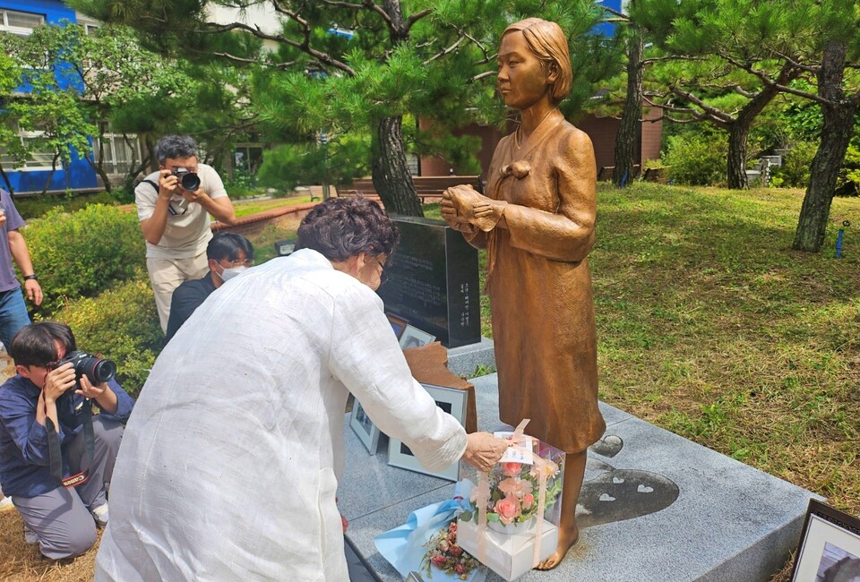 이용수 할머니가 소녀상에 헌화하고 있다.(2024.8.14) / 사진.평화뉴스 정준민 기자