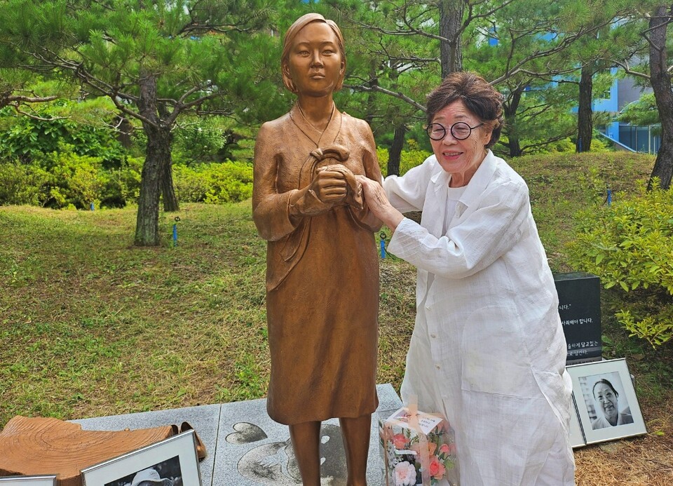 이용수 할머니가 소녀상의 손을 쓰다듬고 있다.(2024.8.14) / 사진.평화뉴스 정준민 기자