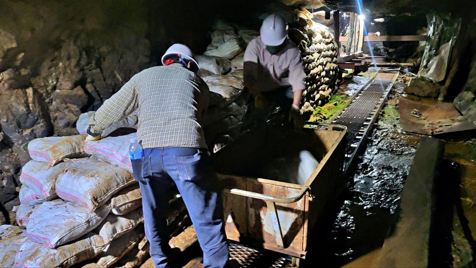 한국전쟁 전후 민간인 집단 학살이 발생한 경북 경산시 코발트광산. 갱도 안에 희생자들의 유해를 담은 수천포대 포대자루가 쌓여 있다. 마지막 유해 수습을 위해 리어카에 포대자루를 하나씩 싣고 있다.(2024.6.18) / 사진.평화뉴스 김영화 기자