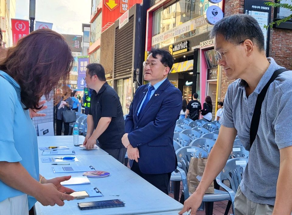 '박정희 기념사업 지원 조례안 폐지' 청구 서명 캠페인(2024.8.17) / 사진.평화뉴스 김영화 기자