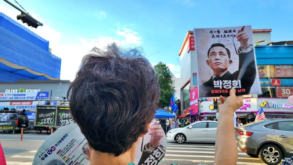 '박정희 동상 찬성' 집회에 참석한 시민이 박 전 대통령 사진을 들고 있다.(2024.8.17) / 사진.평화뉴스 김영화 기자