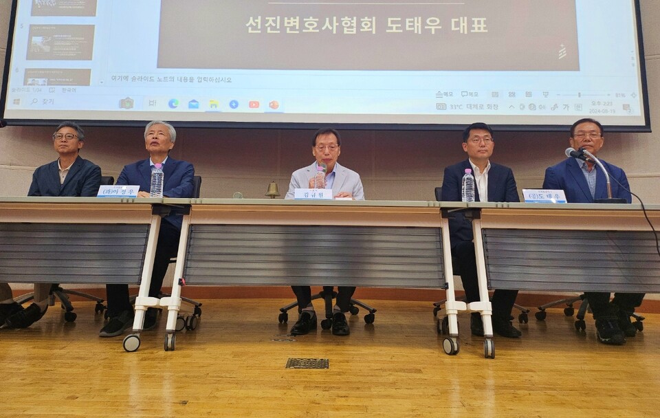 '박정희 공과 어떻게 볼 것인가' 토론회...(왼쪽부터) 강금수 대구참여연대 사무처장, 이정우 전 청와대 정책실장, 김규원 경북대 명예교수, 도태우 변호사, 남해진 박정희현창사업회 회장(2024.8.19) / 사진.평화뉴스 정준민 기자