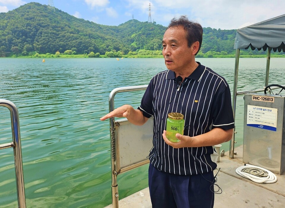 박창근 가톨릭관동대 토목공학과 교수가 녹조 독의 위험성을 설명하고 있다.(2024.8.20) / 사진.평화뉴스 정준민 기자