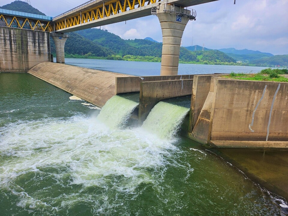 대구 달성군 논공읍 달성보에서 물을 방류하는 모습(2024.8.20) / 사진.평화뉴스 정준민 기자