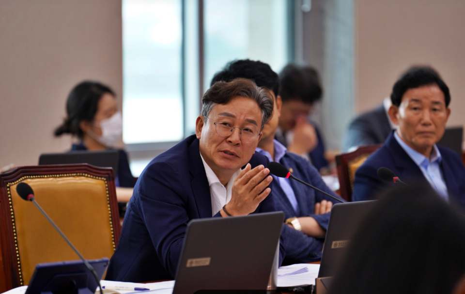 손명수 의원이 박상우 장관에게 동대구역 광장 '박정희 광장' 표지판 설치와 관련해 질의 중이다.(2024.8.21) / 사진.손명수 의원실