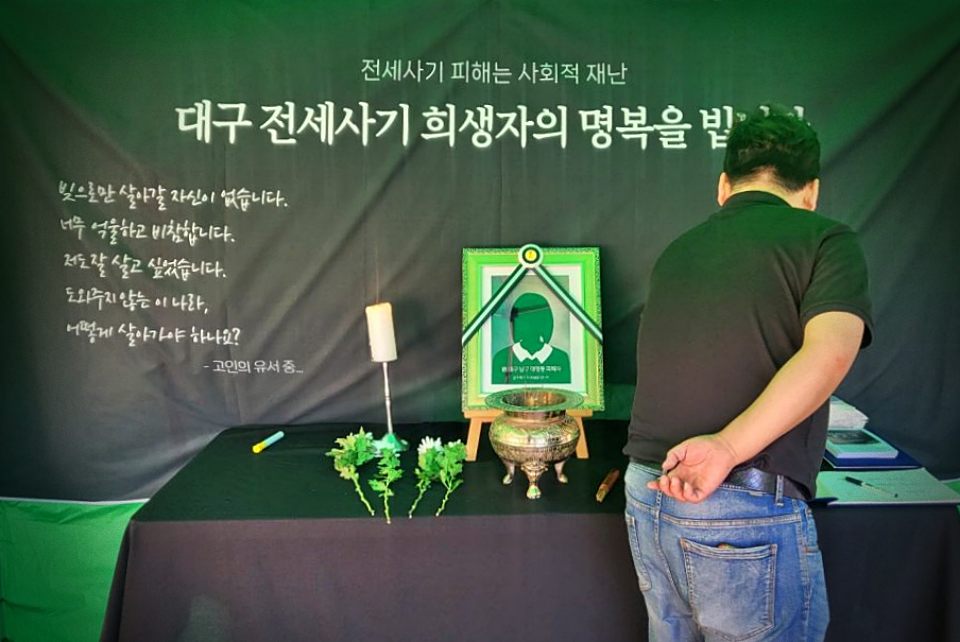 대구 중구 동성로에 차려진 대구 전세사기 피해자 30대 여성 A씨의 분향소에서 초에 불을 밝히고 있다.(2024.5.17) / 사진.평화뉴스 김영화 기자