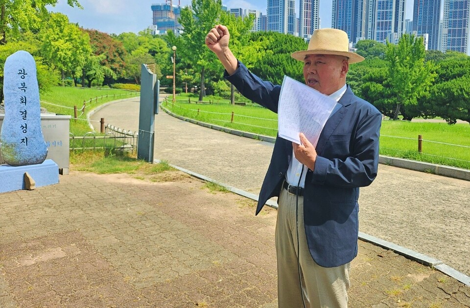 독립운동가 백산 우재룡 선생의 아들 우대현 독립운동정신계승사업회 상임대표가 윤석열 정부를 규탄하고 있다.(2024.8.25) / 사진.평화뉴스 정준민 기자