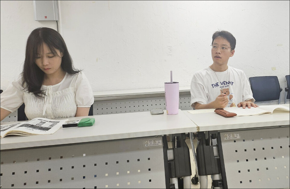 평화뉴스 9기 독자위원회...(왼쪽부터) 평화뉴스 김영화 편집장, 김민규 위원(2024.8.23) / 사진.평화뉴스 정준민 기자