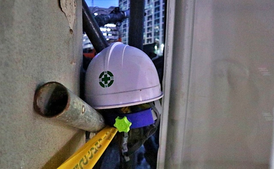 대구 중구 아파트 공사 현장 철골 구조물 사이에 놓인 노동자의 안전모 / 사진.평화뉴스 김영화 기자