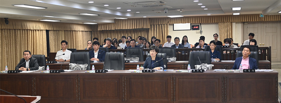 특강을 듣고 있는 대전 중구의원과 사무처 직원들.