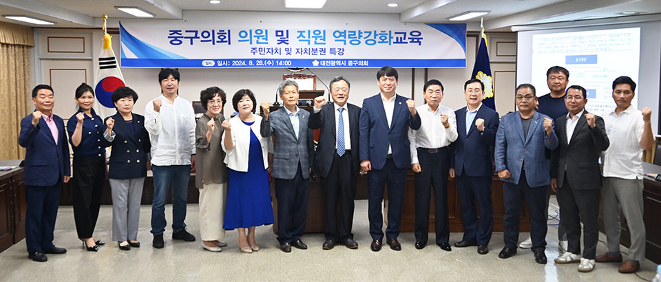 특강이 끝난 후 기념촬영을 하는 모습.