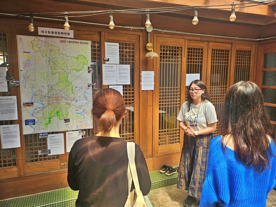 행사에 참여한 시민들이 '대구 동물권 침해 지도'에 대한 설명을 듣고 있다.(2024.8.31) / 사진.평화뉴스 정준민 기자