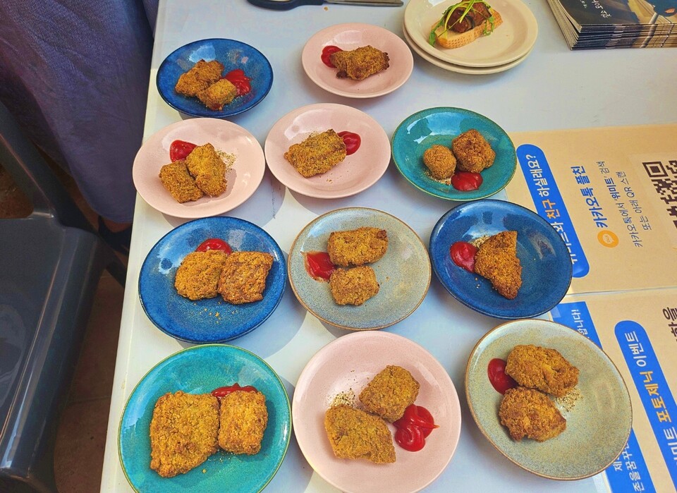 비건 음식 시식회...새송이버섯으로 만든 치킨(2024.8.31) / 사진.평화뉴스 정준민 기자