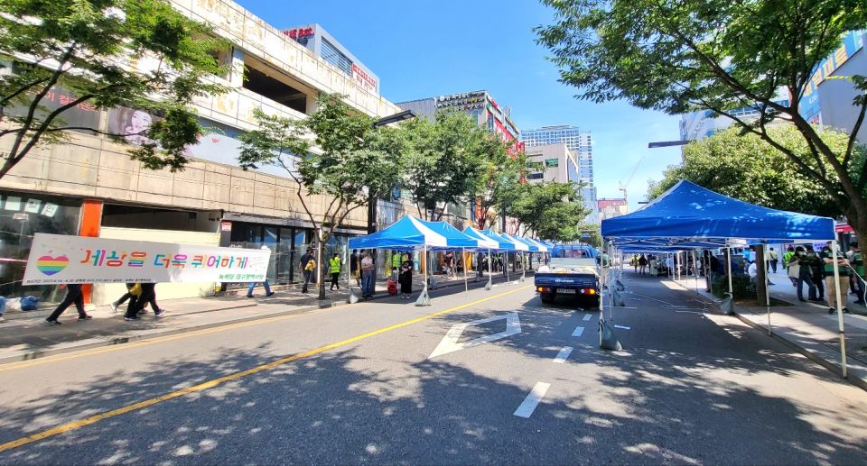 지난해 제15회 대구퀴어축제가 당시 대중교통전용지구 전체 도로에 설치되고 있는 퀴어축제 부스들(2024.9.3) / 사진.평화뉴스 김영화 기자