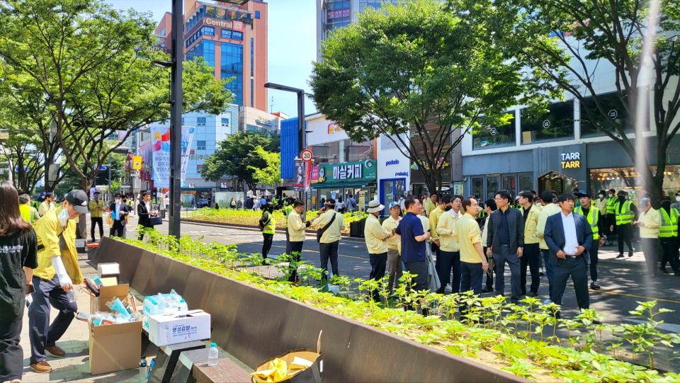 지난해 제15회 대구퀴어축제 장소에서 대구시 공무원들이 행정대집행을 나서면서 축제 현장에서 경찰들과 도로에서 대치했다.(2023.6.17) / 사진.평화뉴스 김영화 기자 