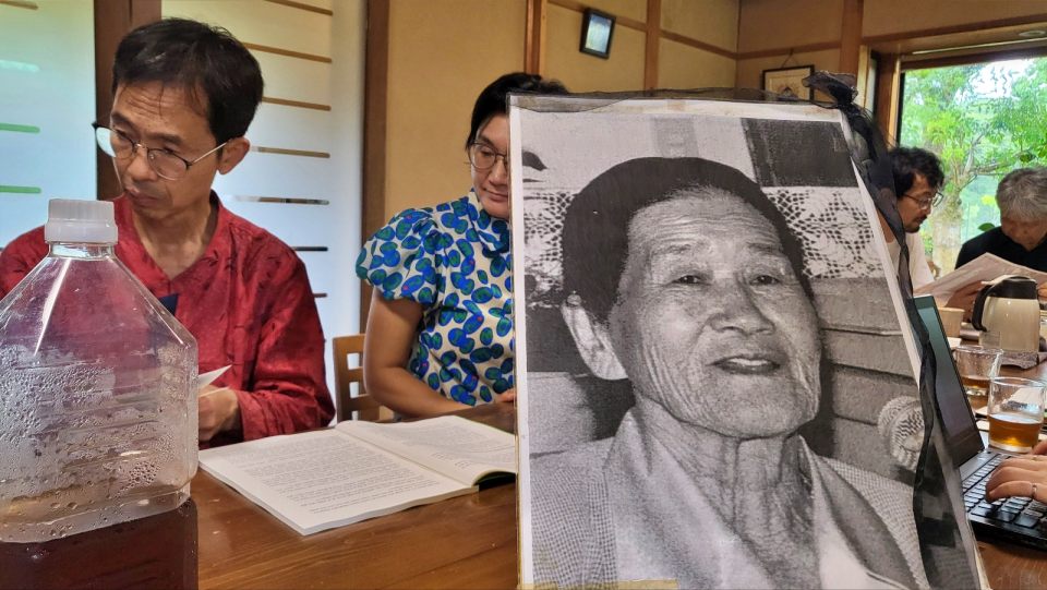 한국의 위안부, 근로정신대 피해자들의 관부재판을 도우며 모았던 피해자들의 사진들을 한국 여행자들에게 보여주고 있다.(2024.8.29) / 사진.평화뉴스 김영화 기자 