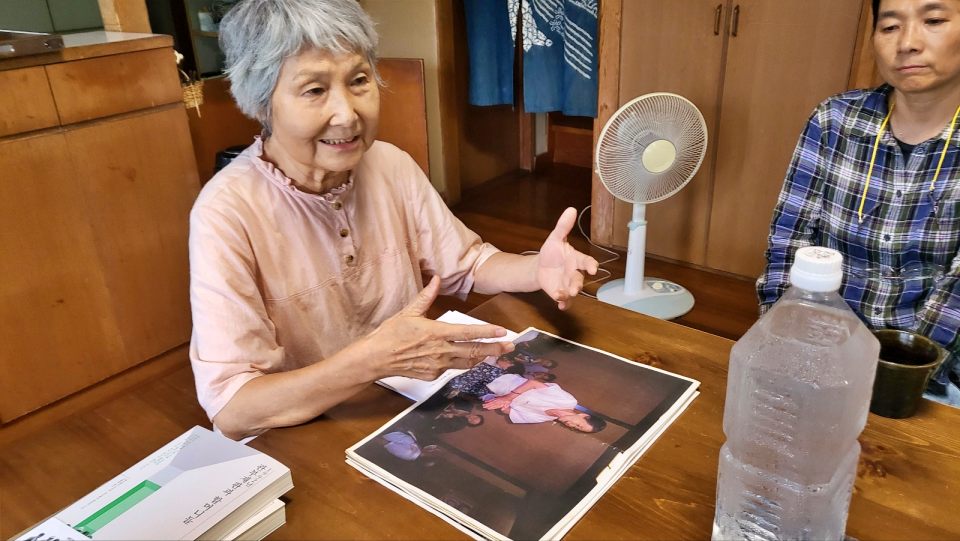 에미코씨가 한국 여행자들에게 관부재판과 그 의미에 대해 설명을 하고 있다.(2024.8.29) / 사진.평화뉴스 김영화 기자