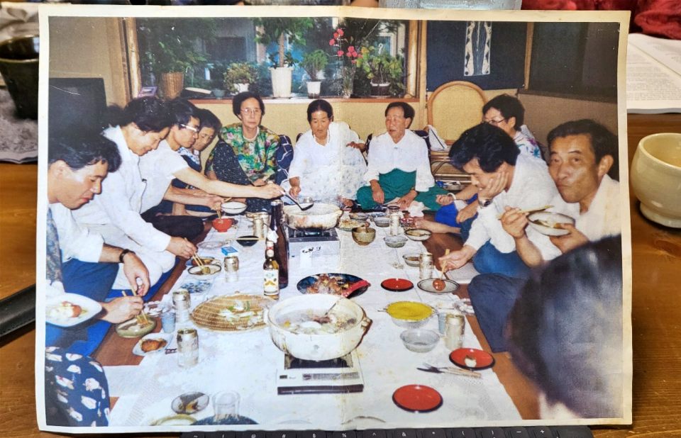 하나후사 부부의 집 거실에 둘러 앉아 함께 밥을 먹으며 재판에 대해 논의하는 한국 위안부, 근로정신대 피해자들의 모습 / 사진.하나후사 부부  