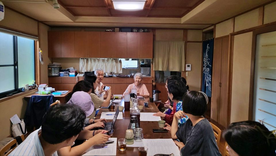 일본 후쿠오카의 하나후사 부부 집 거실에서 하나후사 에미코씨가 한국 위안부, 근로정신대 피해자들의 지난 28년 동안의 '관부재판' 과정을 한국에서 찾아온 여행자들에게 들려주고 있다.(2024.8.29) / 사진.평화뉴스 김영화 기자