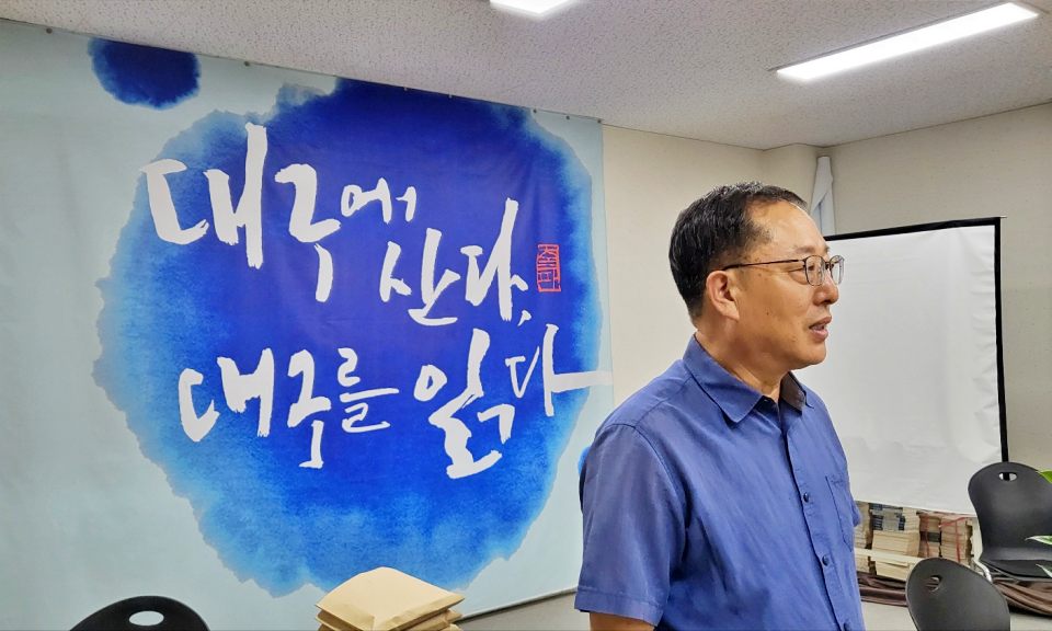 '대구에 산다, 대구를 읽다' 학이사 신중현 대표가 독자아카데미를 준비 중이다.(2024.9.5) / 사진.평화뉴스 김영화 기자