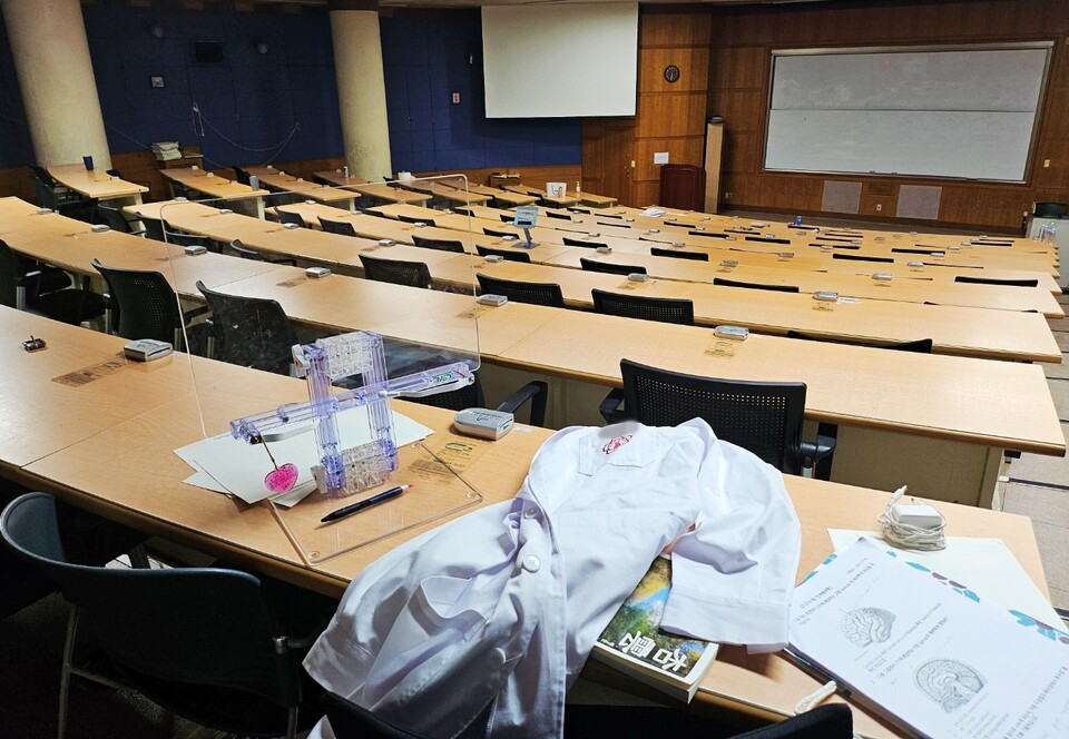 경북대 의대 빈 강의실에 의대생의 가운이 널브러져 있다.(2024.4.8) / 사진.평화뉴스 정준민 기자