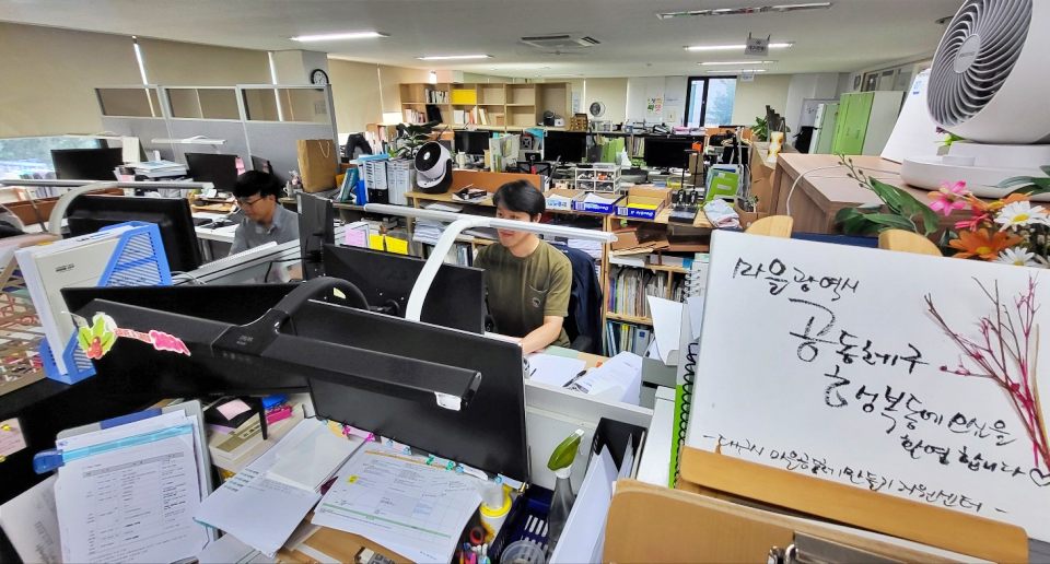 대구시민공익활동지원센터, 대구시 마을공동체만들기지원센터도 대구시민재단 사무실과 같은 공간에서 살림을 하고 있다. 상근 직원들이 사무실에서 일하고 있는 모습이다.(2024.9.3) / 사진.평화뉴스 김영화 기자