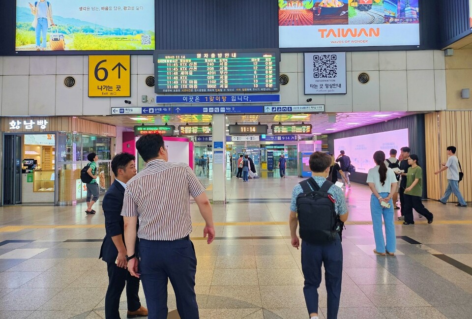 추석 연휴를 하루 앞두고 동대구역에 시민들이 기차를 타기 위해 대합실로 들어가고 있다.(2024.9.13) / 사진.평화뉴스 정준민 기자